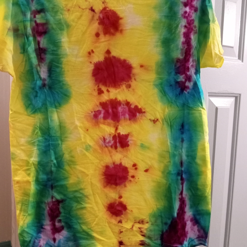 Tie-die T-Shirt Fruit of the Loom Size Small yellow pink purple green